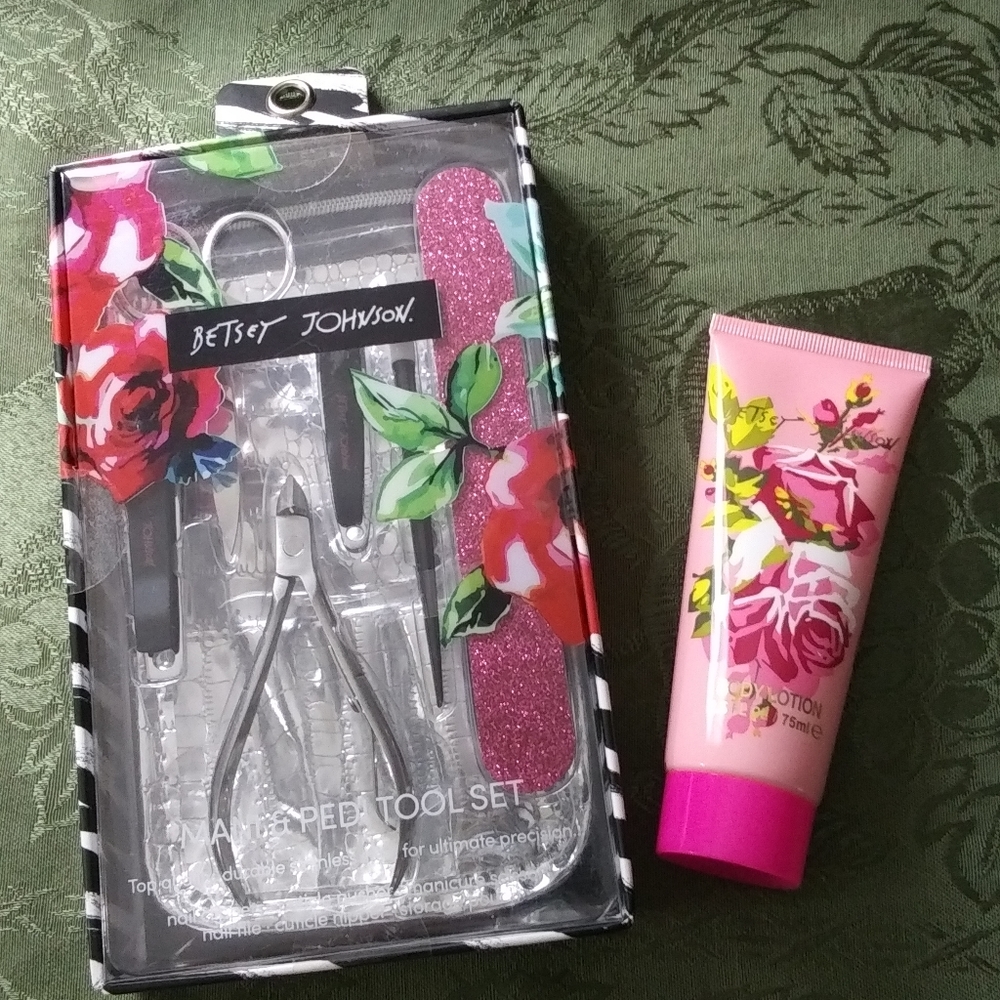 Betsey Johnson Mani Set